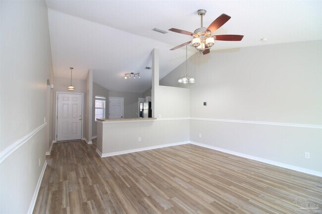 Building Photo - 609 Saleta St