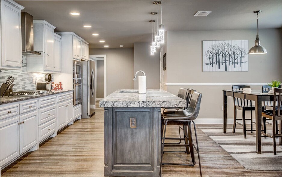 Building Photo - 730 S Mesquite Ave