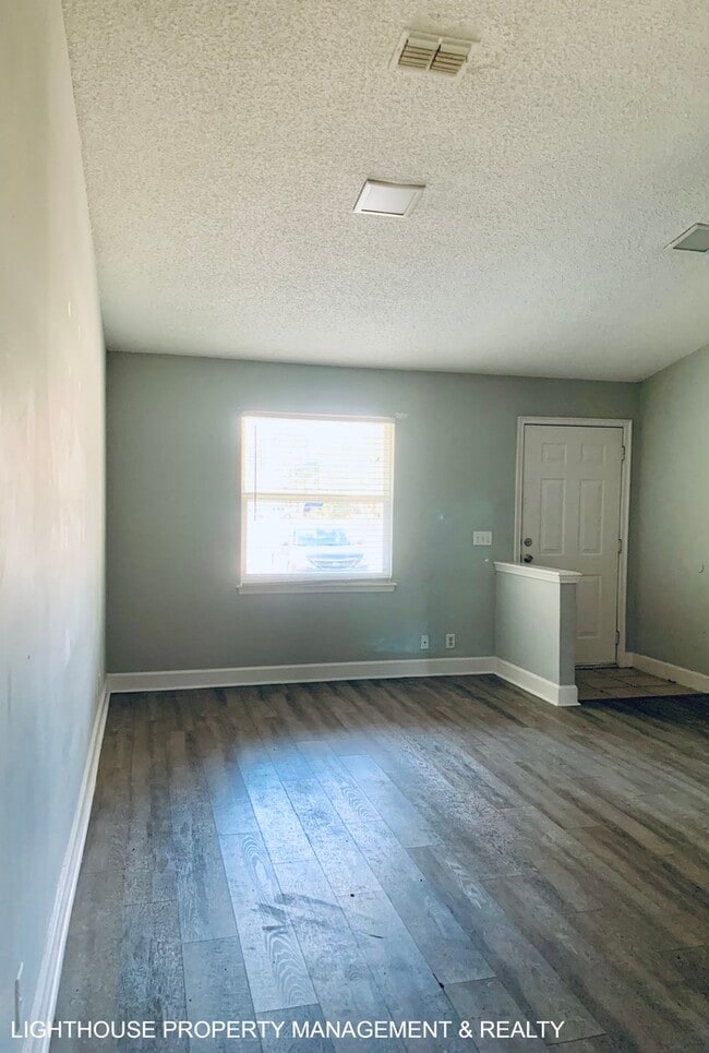 Building Photo - Renovated 2/1 Westside Duplex