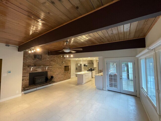 Building Photo - Spacious 4 Bed / 3 Bath Remodeled Rambler | Large Yard + Outbuildings + Minutes to Marina Desirab...