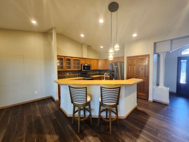 Building Photo - Tuscan-Style Townhome for Rent – Prime Ken...