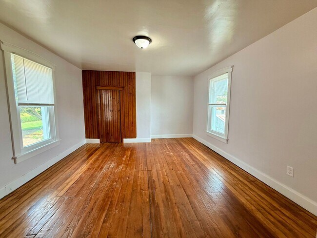Building Photo - 37 N Kinzer Rd