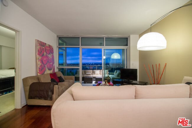 Building Photo - 13700 Marina Pointe Dr