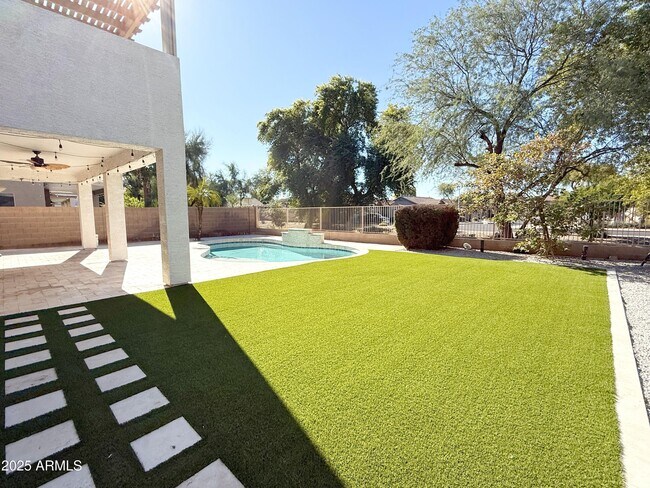 Building Photo - 1432 S Apache Dr