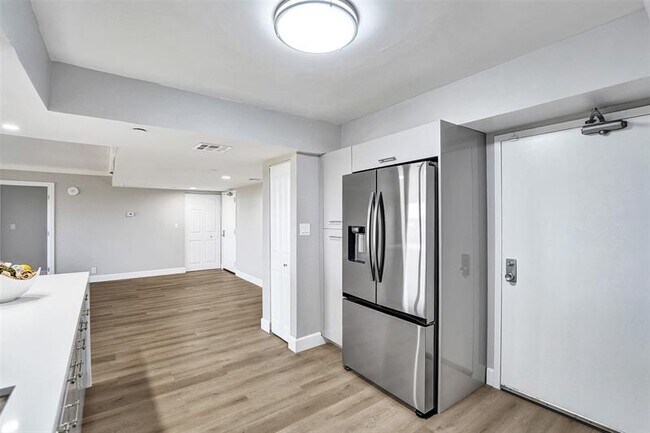 Building Photo - 3200 Port Royale Dr N