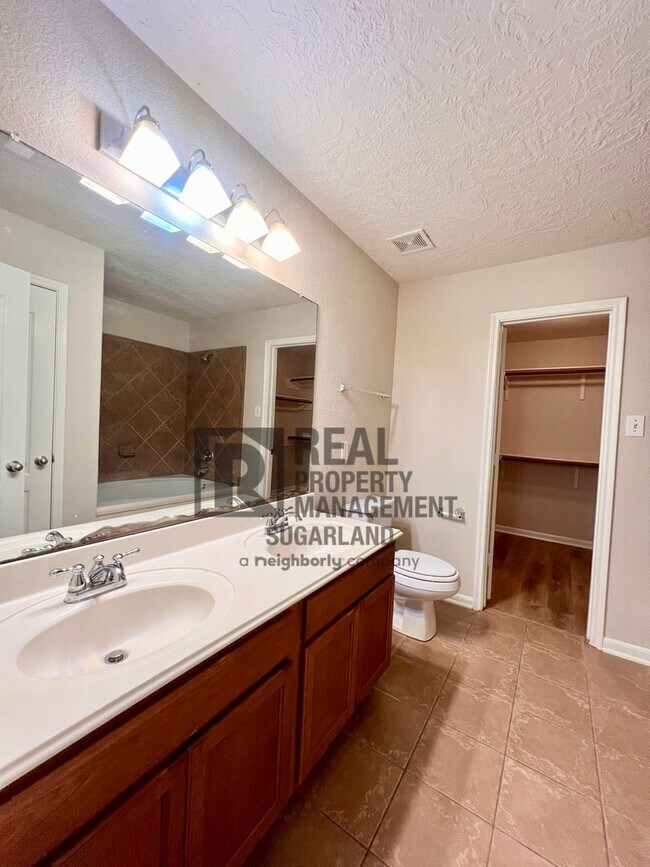 Building Photo - Gorgeous 4 Bed, 2.5 Bath Home in Prime Location!