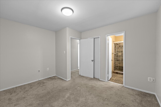 Building Photo - "Charming 4-Bed Townhouse with Granite Tou...