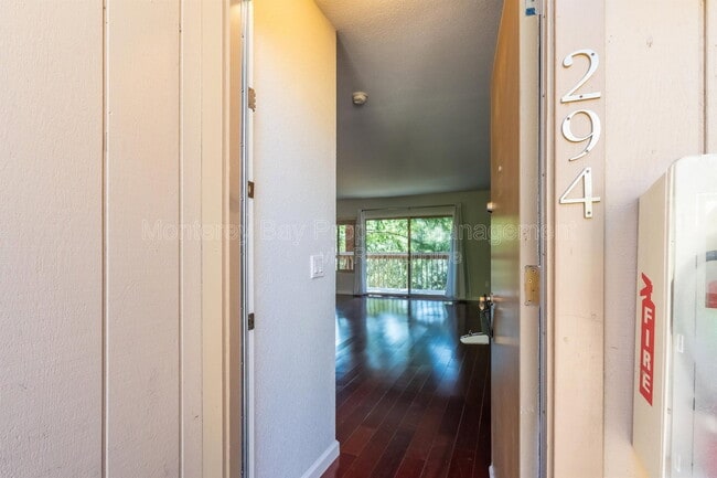 Building Photo - 300 Glenwood Cir