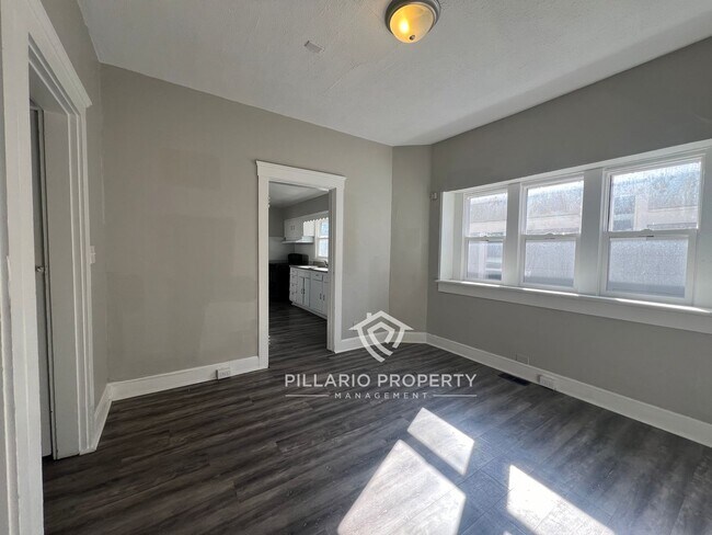 Building Photo - On Indy's Red Line, Cute Garfield Park 3 B...