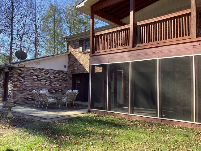 Building Photo - Beautiful Brick Ranch in Desirable Golf Course Community