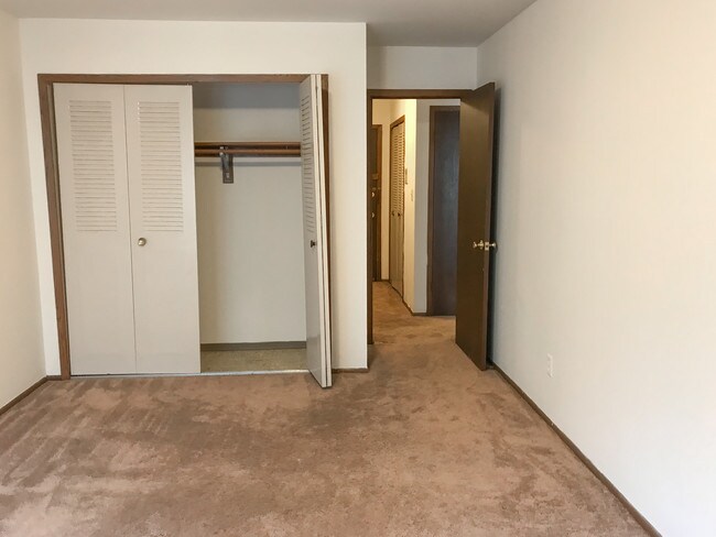Building Photo - Fredrick Manor - DOGS ALLOWED