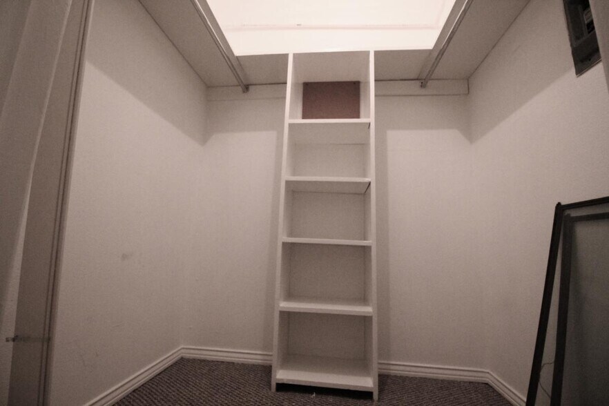 Spacious Walk-In Closet - 4211 Newton Ave