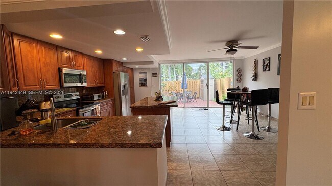 Building Photo - 808 NE 27th Ave