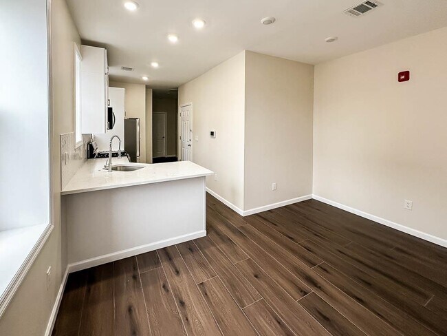Building Photo - 565 West Side Ave