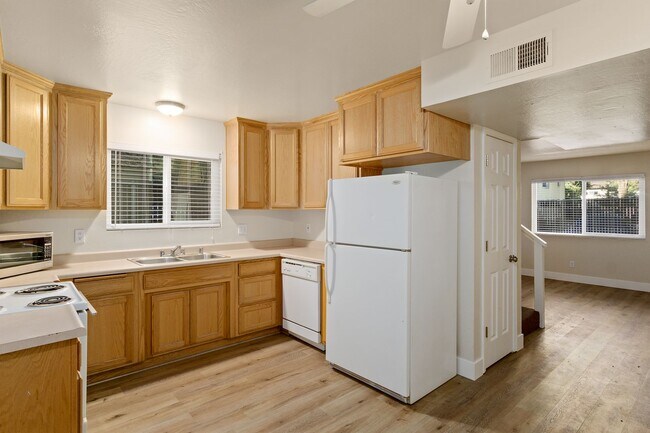 Interior Photo - 1119 W Sacramento Ave