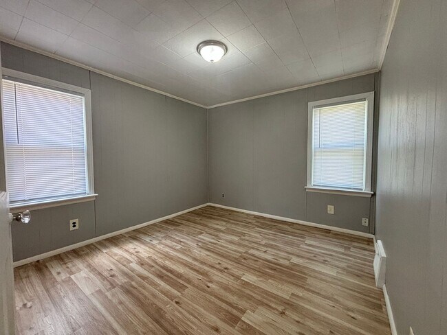 Building Photo - Spacious Single Family 3 Bedroom with Central Air - Will Not Last Long!