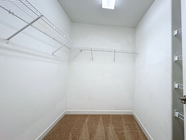 Building Photo - 6 BEDROOM 3 BATHROOM TWO STORY HOME ON IND...