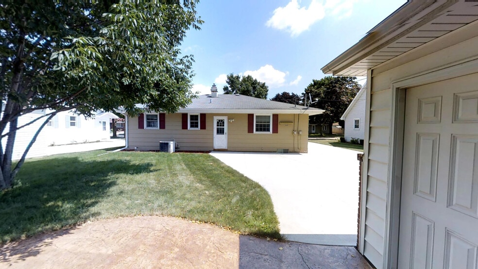 Building Photo - 325 S Matthias St