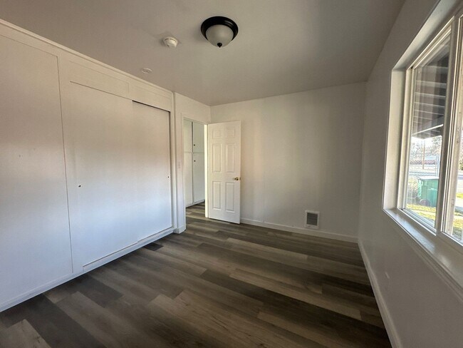 Building Photo - 2250 Home Ave