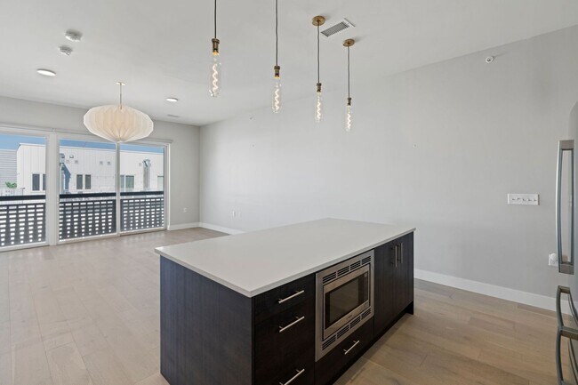 Building Photo - Beautiful 2 Bedroom 2 Bath Condo in the Heart of Rino District!