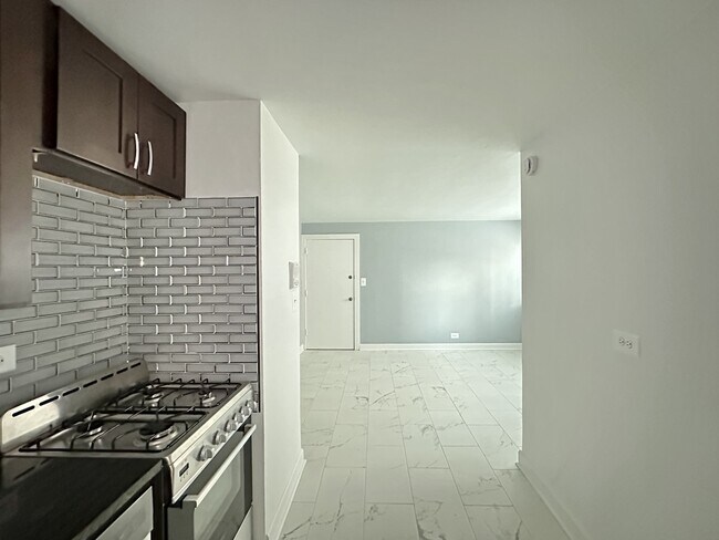Building Photo - 6709 N California Ave