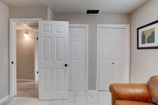 Building Photo - Fully furnished condo unit - all bills paid