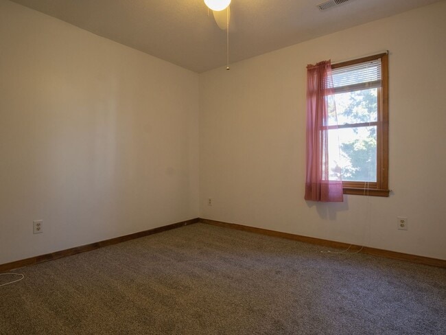 Building Photo - Updated Chesterfield 3BR with Large Yard