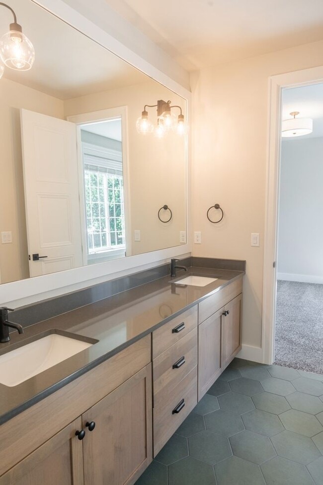 Building Photo - 5Bd/4.25Ba Kirkland House