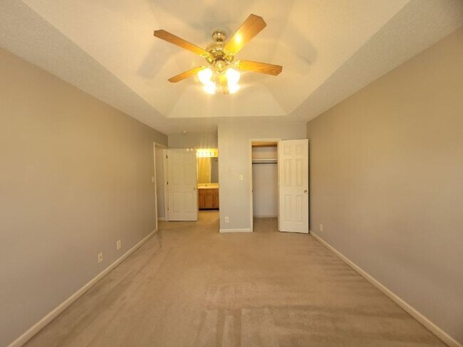 Building Photo - Charming 3-Bedroom Home with Spacious Livi...
