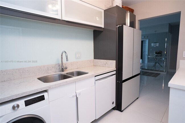 Building Photo - 2501 S Ocean Dr