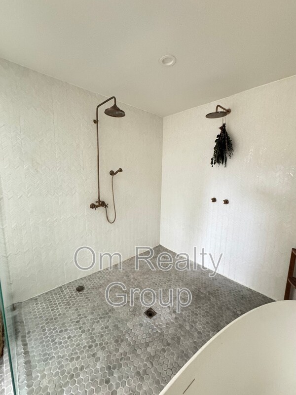 Building Photo - 3333 Calumet St