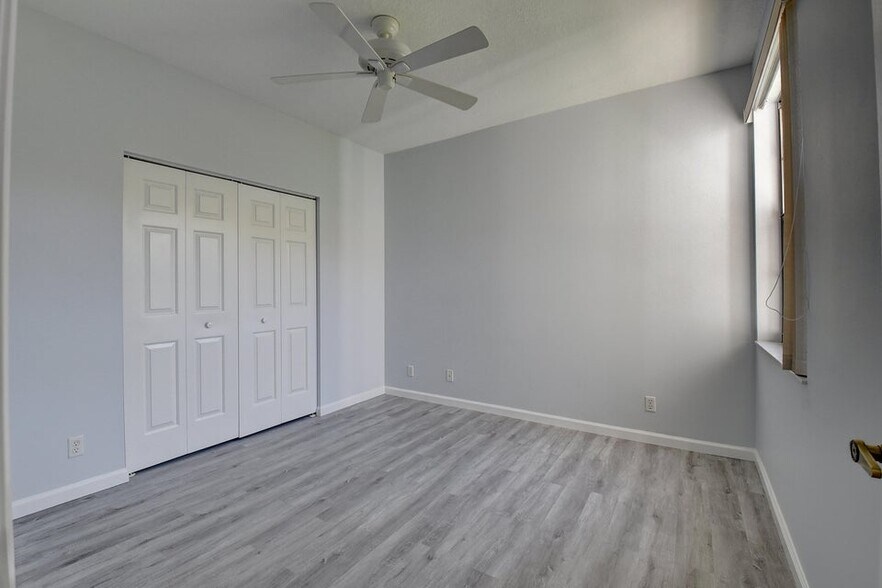 Building Photo - 10201 Lexington Lakes Blvd N