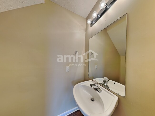 Building Photo - 913 Tom Hailey Blvd