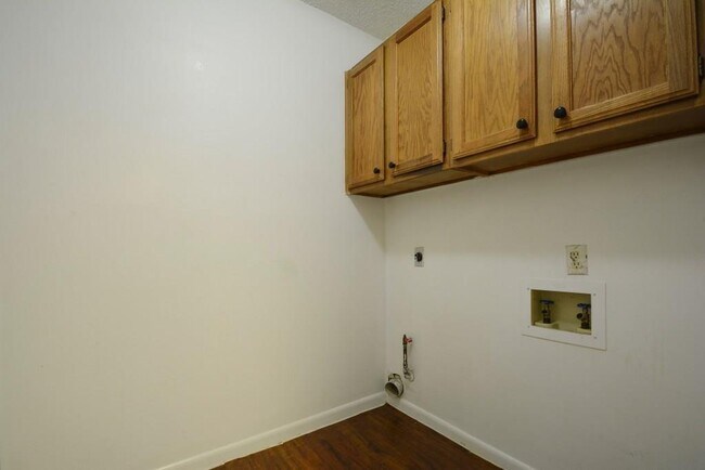 Building Photo - 9204 Sedgemoor Trail