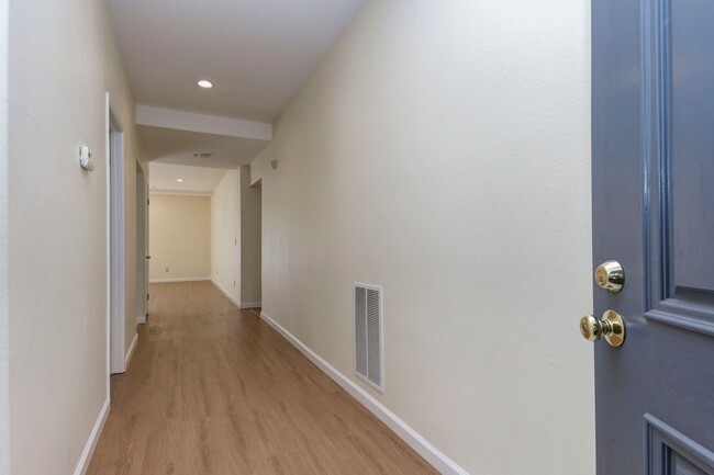 Building Photo - Large 2 Bed/2 Bath San Mateo condo near do...