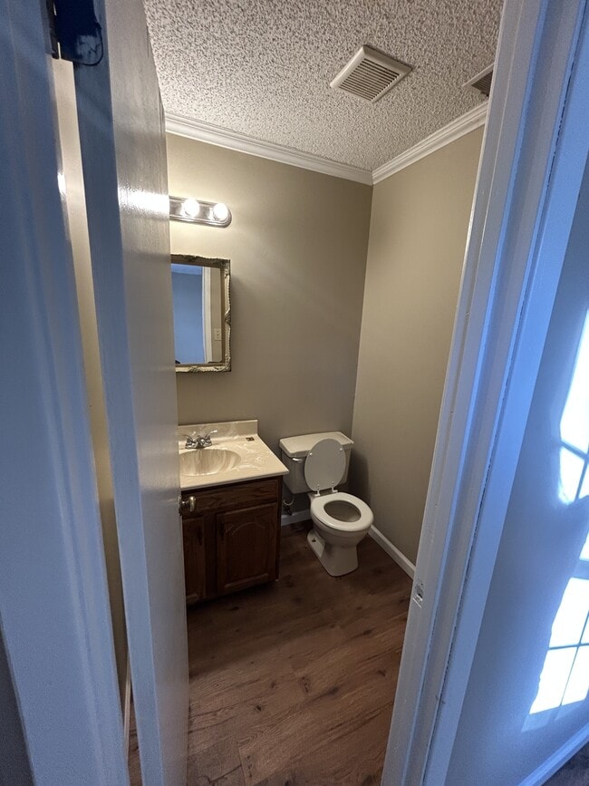 Building Photo - 303 Lake Dr