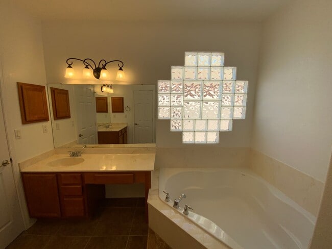 Building Photo - 3 Bedroom Single Story Home Available Near...