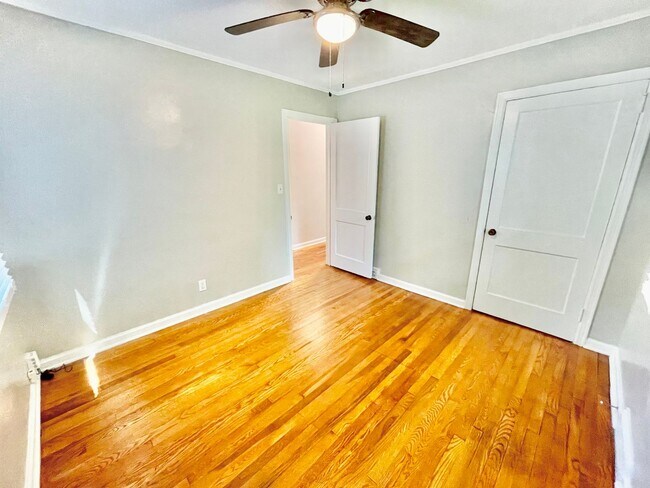 Building Photo - Beautiful 3 Bed 1 Bath Home Located near target shopping center off of Battleground in desirable ...