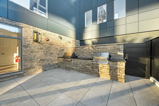 Building Photo - 425 3rd St