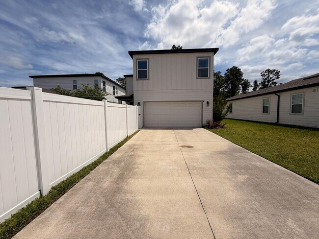 Building Photo - "Spacious 3-Bedroom Retreat in Winter Garden - 5520 Sq Ft of Comfort!"