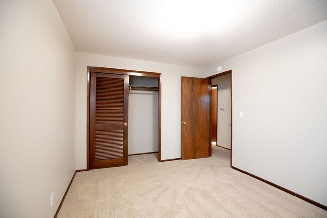 Building Photo - Immaculately maintained 3-bdr/1.5-bath ran...