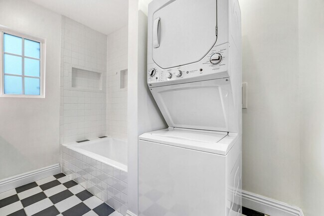 Building Photo - Charming Pasadena Duplex – Upstairs Unit
