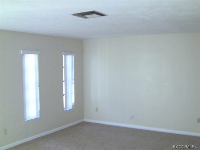 Building Photo - 9081 N Golfview Dr