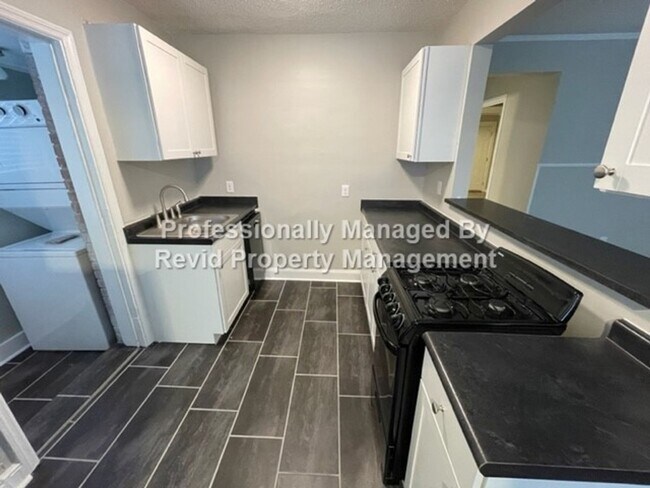 Building Photo - *FIRST MONTH RENT FREE* Freshly Renovated ...