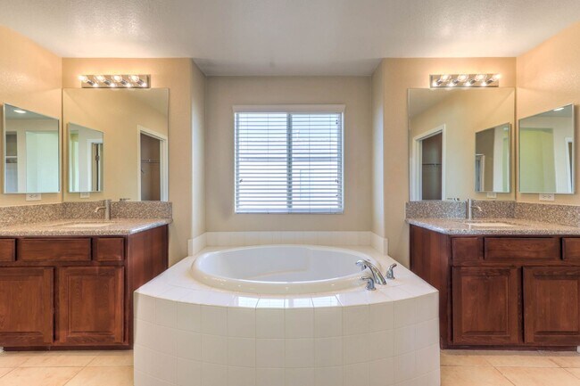 Building Photo - Beautiful 4 Bedroom, 2 Story Home in Henderson