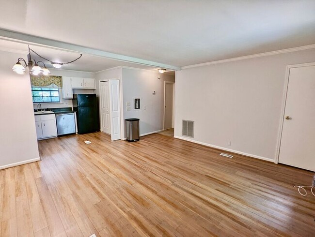 Building Photo - 895 Westland Dr SW