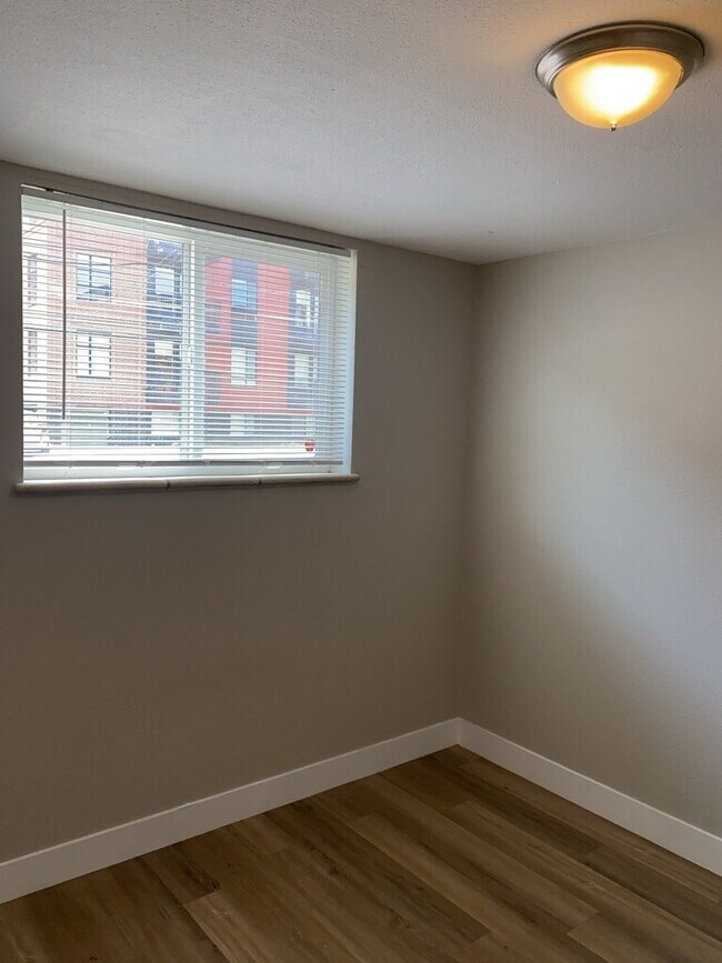 Building Photo - AVAILABLE NOW!  "Charming 2-Bedroom Gem in Denver's Heart with Spacious Layout - 837 Sq Ft of Coz...