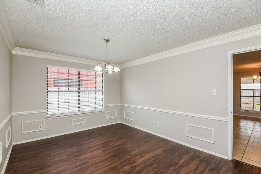 Building Photo - 2552 Forest Creek Dr