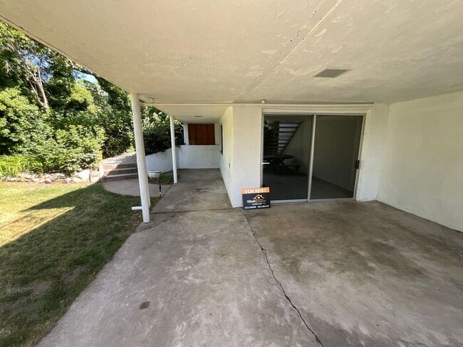 Building Photo - 4 bdrm 3 bth plus a Den/office Home 2 Car ...