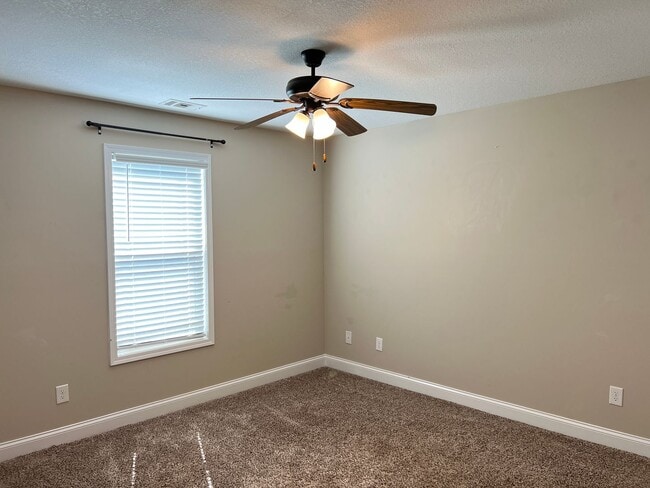 Building Photo - Beautiful Home that looks Brand New / First Full Month's Rent FREE with a 13 Month Lease!!